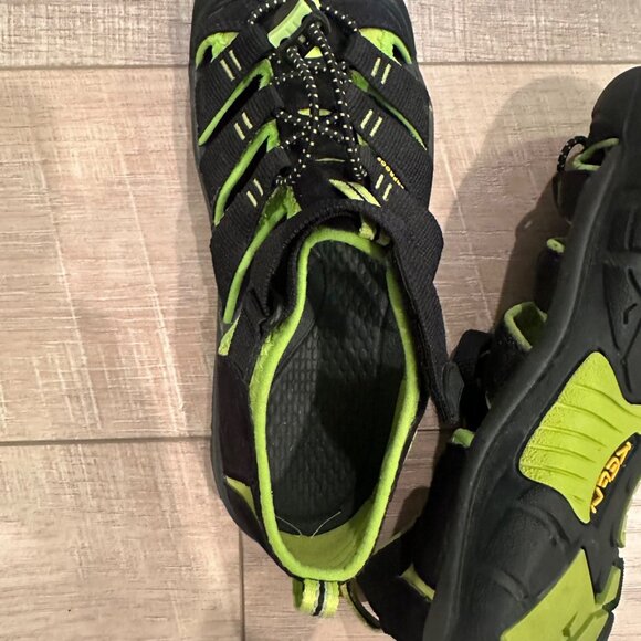 KEEN YOUTH SIZE 5 GREEN BLACK CLOSED TOE SHOES NWOT - Picture 8 of 10